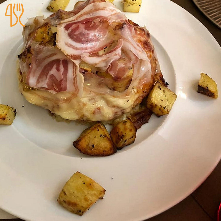 Pizza alta con pancetta e patate