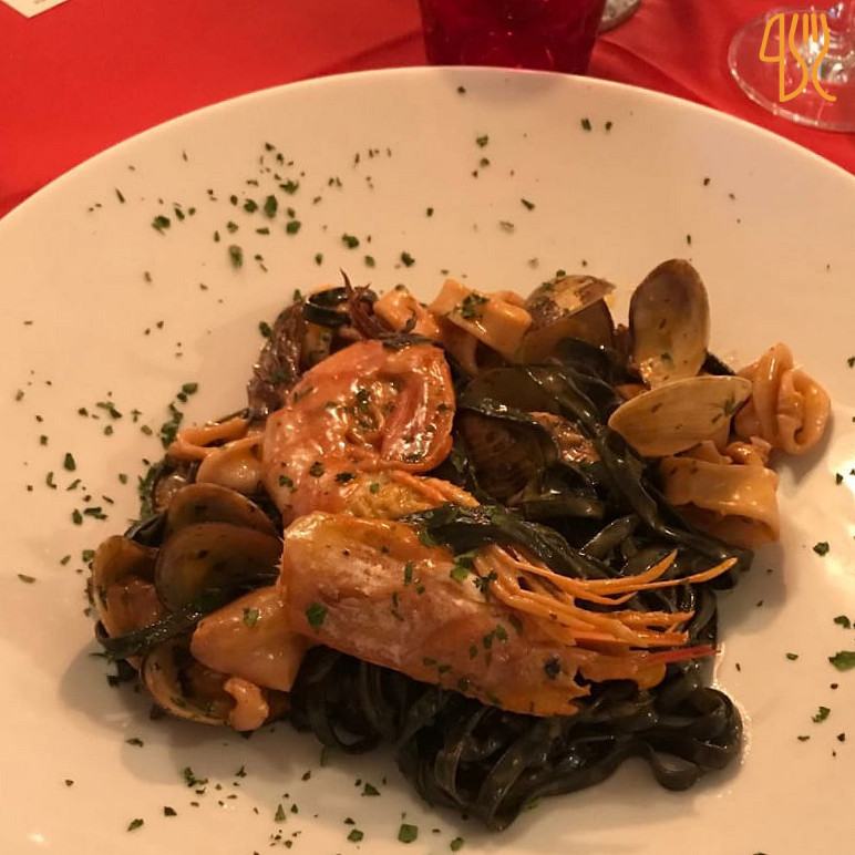 Pasta al nero di seppia con frutti di mare