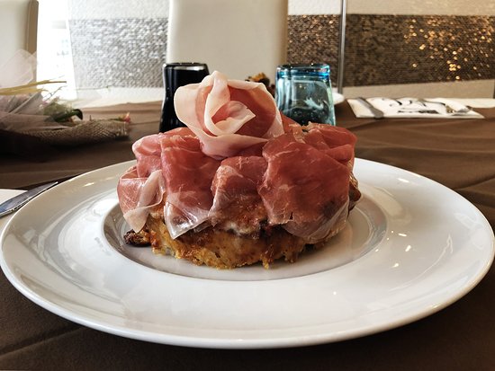 Pizza alta con prosciutto crudo