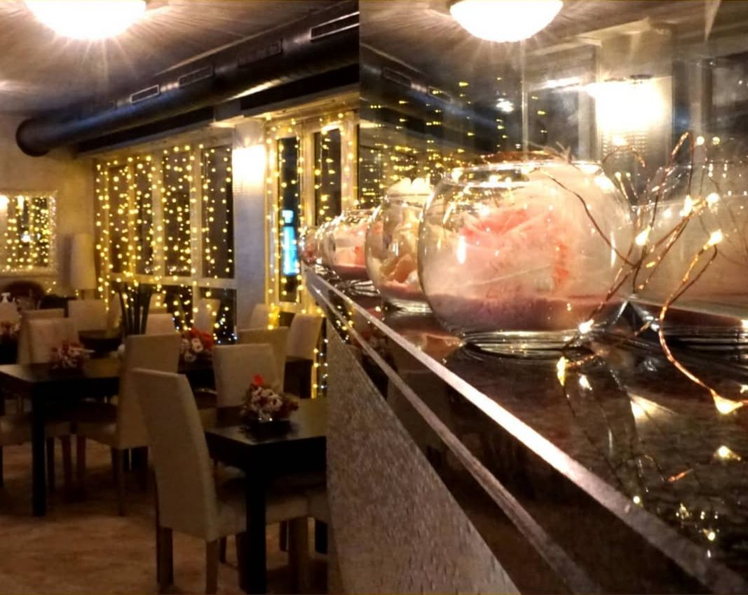 Sala con luci scintillanti e dettagli eleganti