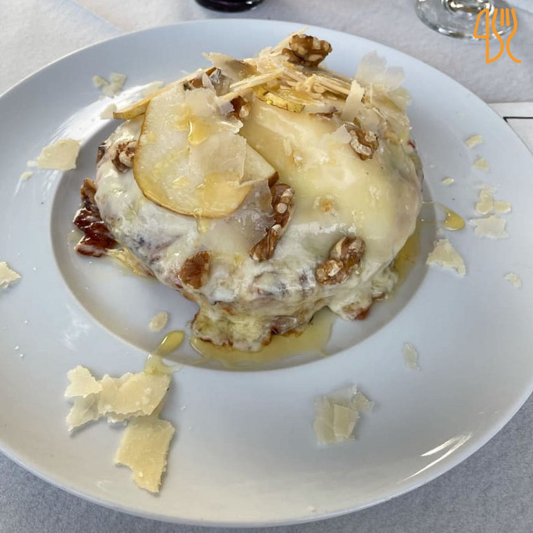 Pizza alta con gorgonzola, pere e noci