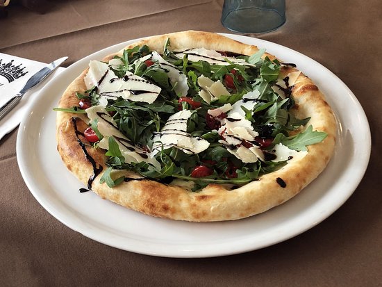 Pizza con rucola, grana e glassa di balsamico